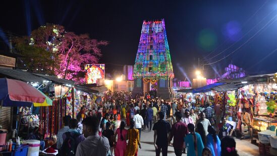 విద్యుత్ కాంతులతో ఏడుపాయల వనదుర్గమ్మ దేవాలయం.