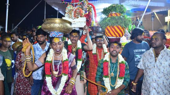 బోనాలు,నృత్యాలతో ఊరేగింపుగా వెళ్తున్న అమ్మవారు.