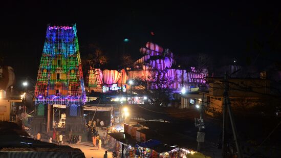 <p>వన దుర్గమ్మను దర్శించుకోవడానికి వచ్చిన భక్తులతో కిక్కిరిసిన ఏడుపాయల దేవాలయం.</p>