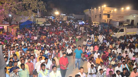 శివరాత్రి జాగరణ కోసం వేలాదిగా తరలివచ్చిన భక్తులు…