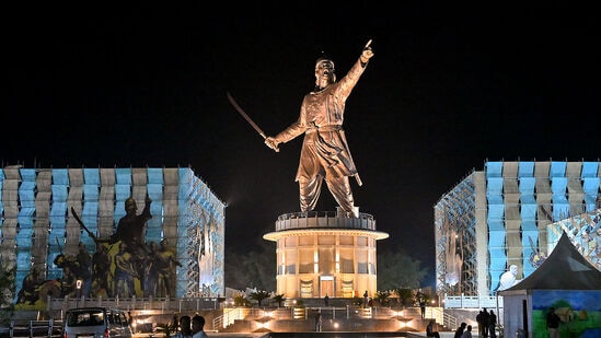 అస్సాంలోని జోర్హాట్ లో 125 అడుగుల 'అహోమ్ జనరల్' లచిత్ బోర్ఫుకాన్ కాంస్య విగ్రహాన్ని ప్రధాని నరేంద్ర మోదీ ఆవిష్కరించారు. అస్సాంలోని జోర్హాట్ లో 125 అడుగుల 'అహోమ్ జనరల్' లచిత్ బోర్ఫుకాన్ కాంస్య విగ్రహాన్ని ప్రధాని నరేంద్ర మోదీ ఆవిష్కరించారు. 