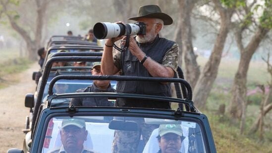 జీప్​లో సఫారీకి వెళ్లిన మోదీ.. కెమెరాతో అద్భుత దృశ్యాలను తీశారు.