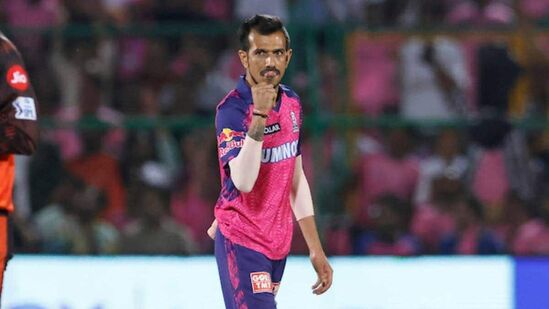 IPL 2024 Purple Cap: పర్పుల్ క్యాప్ పై కన్నేసిన బౌలర్లలో యుజువేంద్ర చహల్ ఒకడు. రాజస్థాన్ రాయల్స్ స్పిన్నర్ అయిన చహల్.. ఐపీఎల్ చరిత్రలో అత్యధిక వికెట్లు తీసిన బౌలర్ రికార్డును సొంతం చేసుకున్నాడు. ఇప్పటి వరకూ అతడు 142 మ్యాచ్ లలో 183 వికెట్లు తీశాడు. గతంలో 2021లోనూ పర్పుల్ క్యాప్ గెలిచిన అతడు.. ఈసారి కూడా రేసులో ఉన్నాడు.