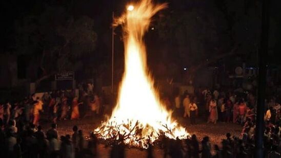 హోలికా పూజ - ఇది హోలికా దహనానికి ముందు ప్రదోష కాలంలో నిర్వహిస్తారు. హోలికా పూజ శుభ సమయం సాయంత్రం 06:35 నుండి 09:31 వరకు.