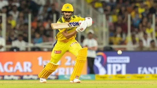 IPL 2024 Orange Cap: గతేడాది చెన్నైసూపర్ కింగ్స్ ఐదోసారి టైటిల్ గెలవడంలో కీలకపాత్ర పోషించిన రుతురాజ్ గై్క్వాడ్ కూడా ఈసారి ఆరెంజ్ క్యాప్ రేసులో ఉండనున్నాడు. రచిన్ రవీంద్రతో కలిసి ఈసారి అతడు ఓపెనింగ్ చేసే అవకాశం ఉంది. గత సీజన్లో 16 మ్యాచ్ లలో 590 రన్స్ చేశాడు.