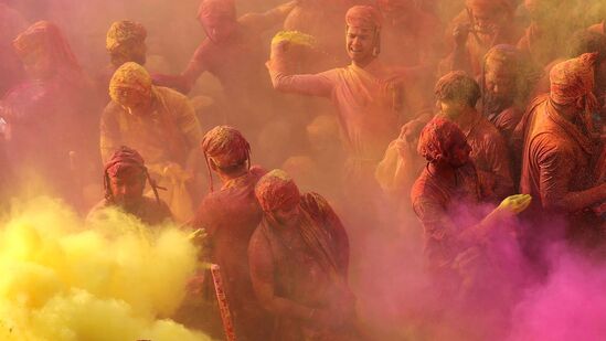 2024లో హోలికా దహన్ 24&nbsp;మార్చి జరుపుకోనున్నారు. 25వ తేదీన రంగుల పండుగ హోలీ నిర్వహిస్తారు. హోలీ రోజున అనేక శుభ కార్యక్రమాలు, ప్రత్యేక&nbsp;గ్రహాలు, నక్షత్రాల అనుసంధానాలు జరుగుతున్నాయి, అందువల్ల హోలీ రోజున పూజ చేయడం వల్ల రెట్టింపు ప్రయోజనాలు లభిస్తాయి.