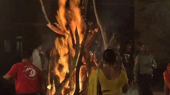 హోలికా దహన్ పూజ విధానం: హోలికా పూజకు ముందు నరసింహ స్వామిని ధ్యానించి, ఆపై ప్రహ్లాద పూజ చేయండి. చందనం, అక్షింతలు, పువ్వులతో సహా పూజా సామగ్రిని సమర్పించడం ద్వారా నమస్కారం చేయండి. ఆ తర్వాత హోలీ పూజ చేయండి. పూజ చేసేటప్పుడు తూర్పు లేదా ఉత్తరం వైపు ముఖం పెట్టాలి. పూజలో ఏడు రకాల ఆహారాలు సమర్పించాలి. ఈ రోజున హోలికా దహన్ తప్పక చూడాలి, ఇది మనస్సులో ప్రతికూలతను కూడా కాల్చివేస్తుంది, దైవిక శక్తిని ఇస్తుంది.