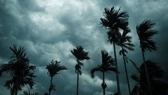 దక్షిణ కోస్తా, రాయలసీమ ప్రాంతాల్లో వాతావరణం పూర్తిగా పొడిగా ఉంటుందని ఐఎండీ తెలిపింది. &nbsp;సీమ జిల్లాలోని పలు ప్రాంతాల్లో ఎండ తీవ్రత అధికంగా ఉంటుందని పేర్కొంది
