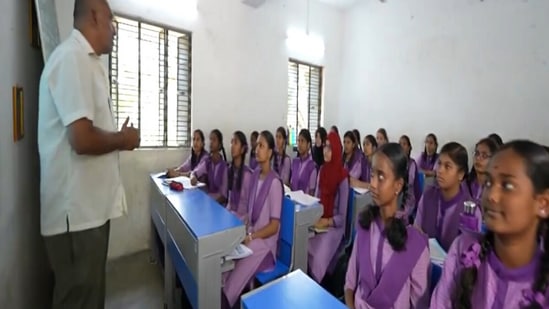 ఎండలు పెరుగుతున్న నేపథ్యంలో అన్ని పాఠశాలల్లో విద్యార్థులకు మంచి నీరు అందుబాటులో ఉంచాలని ప్రభుత్వం సూచించింది. దీంతో పాటు పాఠశాలల్లో ఫ్యాన్లు ఉండాలని, వాటి నిర్వహణ సరిగ్గా ఉండాలని విద్యాశాఖ ఆదేశించింది.&nbsp;