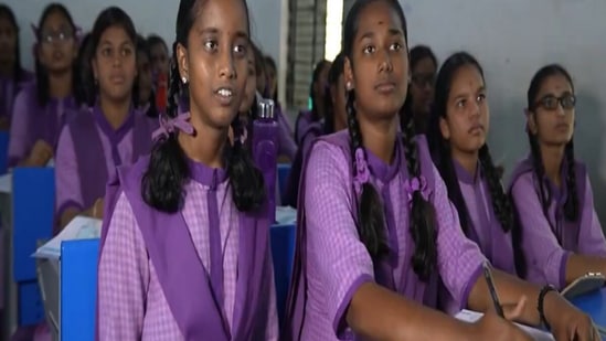 మార్చి 18 నుంచి ఏపీలో పదో తరగతి పరీక్షలు ప్రారంభం కానున్నాయి. ఈ నేపథ్యంలో పదో తరగతి పరీక్షలు జరిగే పాఠశాలల్లో మార్చి 18 నుంచి ఒంటిపూట బడులు మొదలు కానున్నాయని తెలుస్తోంది. అయితే అన్ని పాఠశాలకు ఒంటి పూట బడులు అమలు చేయాలని తల్లిదండ్రులు, విద్యార్థి సంఘాల నాయకులు ప్రభుత్వానికి వినతి పత్రం సమర్పించారు. &nbsp;
