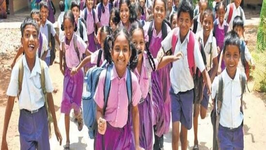 మార్చి మొదటి నుంచే తెలుగు రాష్ట్రాల్లో భానుడు ప్రతాపం చూపుతున్నాడు. ఏపీ, తెలంగాణలో రోజురోజుకూ ఉష్ణోగ్రతలు పెరుగుతున్నాయి. దీంతో స్కూల్ పిల్లలు ఇబ్బంది పడకుండా ఒంటిపూట బడులు నిర్వహించాలని ప్రభుత్వాలు నిర్ణయించాయి.&nbsp;