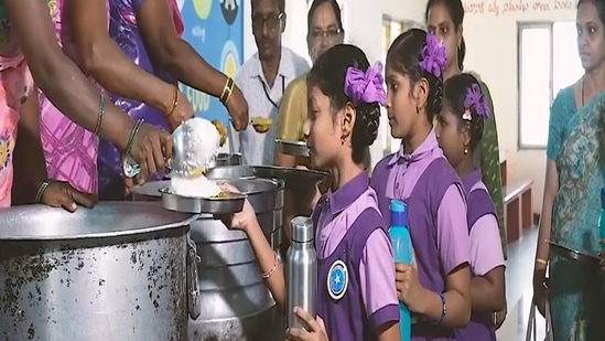 ఒంటి పూటల బడుల సమయంలో ఉదయం 8 గంటల నుంచి మధ్యాహ్నం 12.30 గంటల వరకు తరగతులు నిర్వహిస్తారు. అనంతరం ప్రభుత్వ పాఠశాలల విద్యార్థులకు మధ్యాహ్న భోజనం అందిస్తారు.&nbsp;