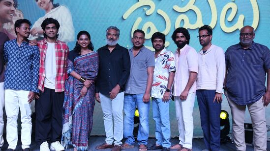 Premalu Success Meet: ప్రేమలు మూవీకి తెలుగులో డైలాగులు రాసిన 90s వెబ్ సిరీస్ డైరెక్టర్ ఆదిత్యపై రాజమౌళి ప్రశంసలు కురిపించాడు. మలయాళంలో ఏ డైలాగ్స్ ఉన్నాయో తెలియదు కానీ.. తెలుగులో అతడు రాసిన డైలాగులు విని పడీపడీ నవ్వినట్లు చెప్పాడు. ఆ డైలాగులు రాసిన వ్యక్తి పేరు తెలియదని చెప్పడంతో పక్కనే ఉన్న ఆదిత్య వచ్చి తన పేరు చెప్పాడు.