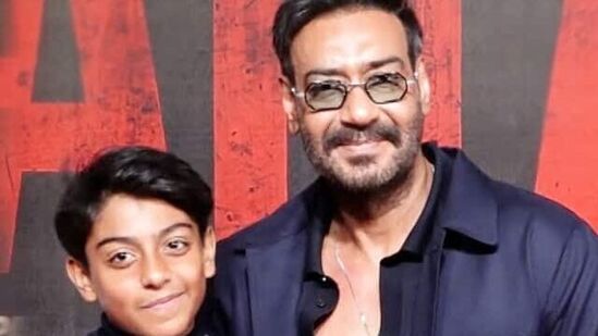అజయ్ దేవగన్ ముద్దుల కొడుకు యుక్ యుక్తవయసులో ఉన్నప్పటికీ ఇప్పటికీ సోషల్ మీడియా ద్వారా పాపులర్ అయ్యాడు. ఇకపోతే అజయ్ దేవగన్ తాజాగా సైతాన్ మూవీతో మంచి హిట్ కొట్టాడు.&nbsp;