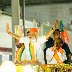 <p>సికింద్రాబాద్, మల్కాజ్ గిరి పార్లమెంట్ నియోజకవర్గ పరిధిలో బీజేపీ అభ్యర్థుల విజయాన్ని ఆకాంక్షిస్తూ ఈ ర్యాలీని చేపట్టారు. &nbsp;మోదీ ఉన్న వాహనంపై పార్టీ రాష్ట్ర అధ్యక్షుడు కిషన్ రెడ్డి, మల్కాజ్ గిరి నియోజకవర్గ అభ్యర్థి ఈటల రాజేందర్ మాత్రమే ఉన్నారు.</p>