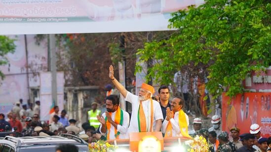 శుక్రవారం సాయంత్రం మల్కాజ్ గిరి పార్లమెంట్ నియోజకవర్గ పరిధిలో ప్రధానమంత్రి నరేంద్ర మోదీ రోడ్ షా నిర్వహించారు.