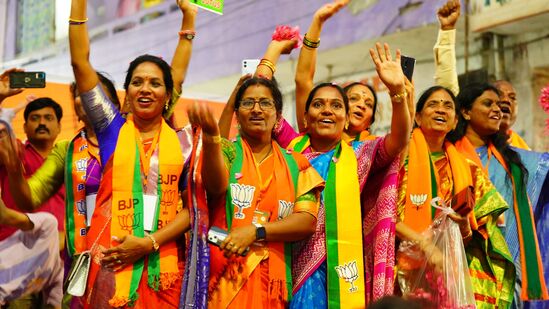 మోదీకి మహిళలు ఘన స్వాగతం పలికారు. మోదీ నినాదాలతో హోరెత్తించారు.