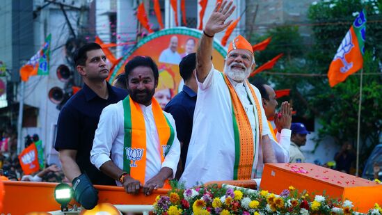మీర్జాలగూడ నుంచి మల్కాజ్ గిరి వరకు ఈ రోడ్ షో కొనసాగింది. దాదాపు 1.2 కిమీ మేర పరిధిలో గంటకుపైగా రోడ్ షో సాగింది. కార్యకర్తలు, ప్రజలకు అభివాదం చేస్తూ మోదీ ముందుకు సాగారు.&nbsp;