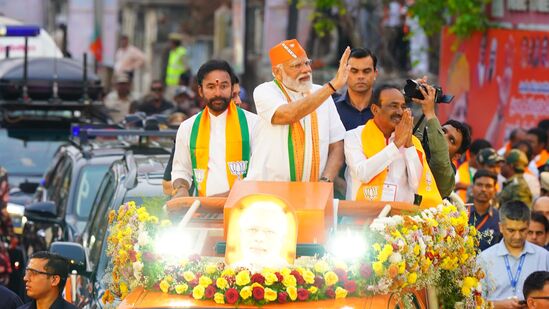 రోడ్ షో తర్వాత రాజ్ భవన్ కు వెళ్లారు ప్రధాని మోదీ. శుక్రవారం రాజ్ భవన్ లోనే బస చేయనున్న ఆయన…. శనివారం (మార్చి 16) నాగర్ కర్నూల్ పార్లమెంట్ నియోజకవర్గ పరిధిలో చేపట్టిన సభలో పాల్గొని ప్రసంగిస్తారు.