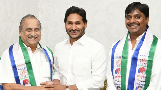 కుమారుడితో కలిసి వైసీపీలో చేరిన ముద్రగడ పద్మనాభం