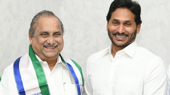 సీఎం జగన్ తో ముద్రగడ పద్మనాభం 