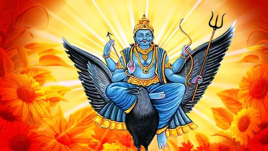 శని దేవుడు నవ గ్రహాలకు కర్మనాయకుడు. మన చర్యలకు అనుగుణంగా ఫలితాలను తిరిగి ఇవ్వగల వాడు. అన్నింటినీ విభజించి రెట్టింపు తిరిగి ఇస్తాడు. నవగ్రహాలలో శని చాలా నెమ్మదిగా కదులుతున్న గ్రహంగా పరిగణిస్తారు. శని దేవుడు నవ గ్రహాలకు కర్మనాయకుడు. మన చర్యలకు అనుగుణంగా ఫలితాలను తిరిగి ఇవ్వగల వాడు. అన్నింటినీ విభజించి రెట్టింపు తిరిగి ఇస్తాడు. నవగ్రహాలలో శని చాలా నెమ్మదిగా కదులుతున్న గ్రహంగా పరిగణిస్తారు.