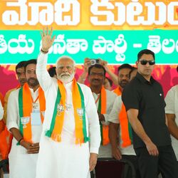 <p>&nbsp;జగిత్యాల విజయ సంకల్ప సభలో ప్రధాని మోదీ పాల్గొని ప్రసంగించారు. ప్రారంభంలో తెలుగులో మాట్లాడిన ప్రధాని మోదీ అందరినీ ఉత్సహపరించారు.&nbsp;</p>