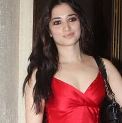 <p>Tamannah Red Hot look: తమన్నా భాటియా ఈ మధ్య ప్రముఖ డిజైనర్ మనీష్ మల్హోత్రా ఇంటి దగ్గర ఇలా రెడ్ హాట్ లుక్ లో కనిపించింది. కెమెరాలను చూడగానే ఫొటోలకు పోజులిచ్చింది.</p>