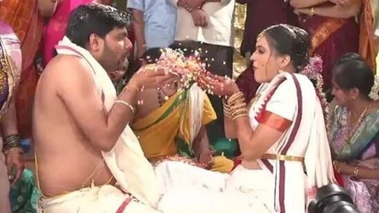 టాలీవుడ్ టాలెండెట్ గాయని హారికా నారాయణ్ వివాహం ఘనంగా జరిగింది. ప్రియుడు పృథ్విరాజ్ వెంపటితో ఆమె ఏడడుగులు వేశారు.&nbsp;