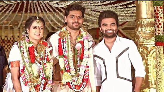 నూతన వధూవరులు హారిక, పృథ్విరాజ్‍కు ప్రముఖ యాంకర్ ప్రదీప్ మాచిరాజు శుభాకాంక్షలు తెలిపారు.&nbsp;