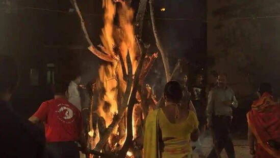 మీ వైవాహిక జీవితంలో ఏవైనా ఆటంకాలు లేదా సమస్యలు ఉంటే హోళికా దహన్ సమయంలో ప్రదక్షిణలు చేస్తే మంచిది. దీనివల్ల వైవాహిక జీవితంలో సంతోషం, శ్రేయస్సు కలుగుతాయని నమ్ముతారు.