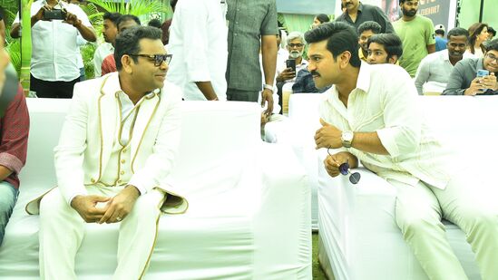 ఆర్‌సీ 16 చిత్రానికి ఆస్కార్ అవార్డు విన్నర్, స్టార్ మ్యూజిక్ డైరెక్టర్ ఏఆర్ రహమాన్ సంగీతం అందించనున్నారు. ఈ కార్యక్రమానికి వైట్ సూట్ ధరించి ఆయన వచ్చారు. చరణ్‍తో ఆయన ముచ్చటిస్తున్న దృశ్యమిది.&nbsp;