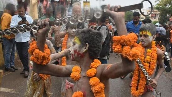 చితాభస్మంతో హోలీ ఆడే ముందు హరిశ్చంద్ర ఘాట్ వద్ద ఊరేగింపు నిర్వహించారు. ఈ సందర్భంగా శివుడి రూపంలో ఉన్న చిన్నారులు, సాధువులు పాల్గొన్నారు. చితాభస్మంతో హోలీ ఆడే ముందు హరిశ్చంద్ర ఘాట్ వద్ద ఊరేగింపు నిర్వహించారు. ఈ సందర్భంగా శివుడి రూపంలో ఉన్న చిన్నారులు, సాధువులు పాల్గొన్నారు.