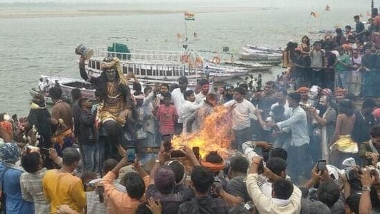 మరోవైపు హరిశ్చంద్ర ఘాట్ వద్ద చితి చితాభస్మంతో హోలీ ఆడారు. మరోవైపు హరిశ్చంద్ర ఘాట్ వద్ద చితి చితాభస్మంతో హోలీ ఆడారు.