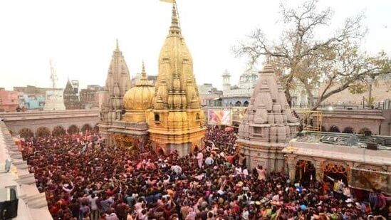 రోజంతా భక్తులు కాశీ విశ్వనాథుడికి అబీర్ నైవేద్యంగా సమర్పించారు. ఈ విగ్రహాలను చూసేందుకు కాశీతో పాటు దేశం నలుమూలల నుంచి భక్తులు పెద్ద సంఖ్యలో ఆలయానికి చేరుకున్నారు. రోజంతా భక్తులు కాశీ విశ్వనాథుడికి అబీర్ నైవేద్యంగా సమర్పించారు. ఈ విగ్రహాలను చూసేందుకు కాశీతో పాటు దేశం నలుమూలల నుంచి భక్తులు పెద్ద సంఖ్యలో ఆలయానికి చేరుకున్నారు.
