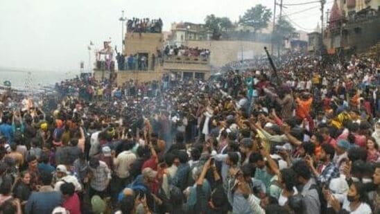 హోలీ పండుగను భక్తిశ్రద్ధలతో జరుపుకునేందుకు హరిశ్చంద్రఘాట్ వద్ద భక్తులు పెద్ద సంఖ్యలో తరలివచ్చారు. గురువారం మణికర్ణిక ఘాట్ వద్ద బూడిదతో హోలీ ఆడనున్నారు. హోలీ పండుగను భక్తిశ్రద్ధలతో జరుపుకునేందుకు హరిశ్చంద్రఘాట్ వద్ద భక్తులు పెద్ద సంఖ్యలో తరలివచ్చారు. గురువారం మణికర్ణిక ఘాట్ వద్ద బూడిదతో హోలీ ఆడనున్నారు.