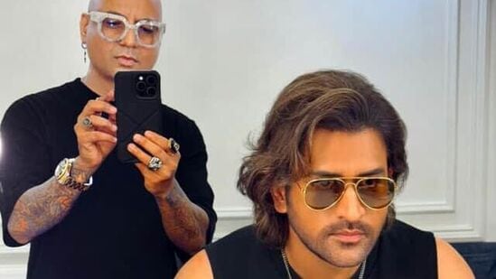 Dhoni vs Kohli Hair style: ఐపీఎల్ కొత్త సీజన్ తొలి మ్యాచ్ కూడా ధోనీ, కోహ్లి ఆడుతున్న సీఎస్కే, ఆర్సీబీ మధ్యే నడుస్తోంది. దీంతో తొలి రోజే ఆటతోపాటు వీళ్ల హెయిర్ స్టైల్స్ పైనా అభిమానుల మధ్య వార్ తప్పేలా లేదు.