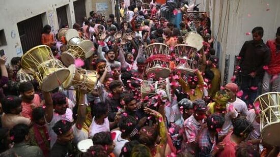 మాజీ మహంత్ కుటుంబ సభ్యులు పల్లకి ఎత్తడంతో అబీర్, గులాబీ రేకుల వర్షం కురిసింది. శంఖం చప్పుడు మొదలైంది. మాజీ మహంత్ కుటుంబ సభ్యులు పల్లకి ఎత్తడంతో అబీర్, గులాబీ రేకుల వర్షం కురిసింది. శంఖం చప్పుడు మొదలైంది. 