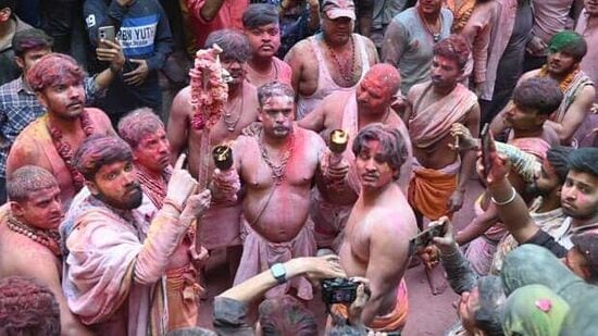 డప్పుల మోత మధ్య మహంత్ నివాసం వెలుపల ప్రధాన వీధి నుంచి ఆలయ ప్రధాన ద్వారం వరకు భక్తుల రద్దీ కనిపించింది. డప్పుల మోత మధ్య మహంత్ నివాసం వెలుపల ప్రధాన వీధి నుంచి ఆలయ ప్రధాన ద్వారం వరకు భక్తుల రద్దీ కనిపించింది.