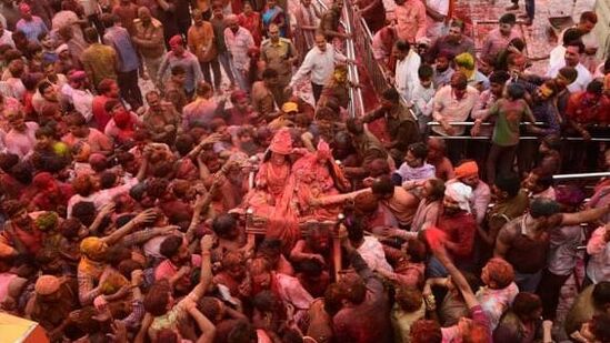 మాజీ మహంత్ నివాసం నుంచి విశ్వనాథ్ ఆలయానికి వెళ్లే దారిలో గౌరీ గణేశుడితో వెండి పల్లకిపై ఎక్కిన శివపార్వతులకు కాశీ ప్రజలు అబీర్-గులాల్ సమర్పించారు. మాజీ మహంత్ నివాసం నుంచి విశ్వనాథ్ ఆలయానికి వెళ్లే దారిలో గౌరీ గణేశుడితో వెండి పల్లకిపై ఎక్కిన శివపార్వతులకు కాశీ ప్రజలు అబీర్-గులాల్ సమర్పించారు.