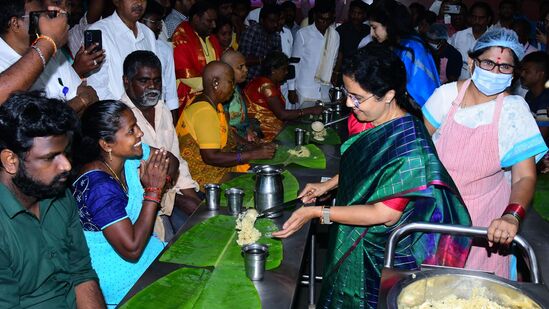 మనుమడి పుట్టిన రోజు సందర్భంగా అన్నప్రసాద వితరణలో భువనేశ్వరి