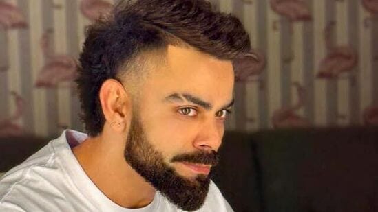 Dhoni vs Kohli Hair style: విరాట్ కోహ్లి కూడా సరిగ్గా కొత్త ఐపీఎల్ సీజన్ ప్రారంభానికి ముందు ఇలా స్టైలిష్ హెయిర్ కట్ తో కనిపించాడు. ఈ లుక్ లో కోహ్లి కూడా చాలా హ్యాండ్సమ్ గా కనిపిస్తున్నాడు.