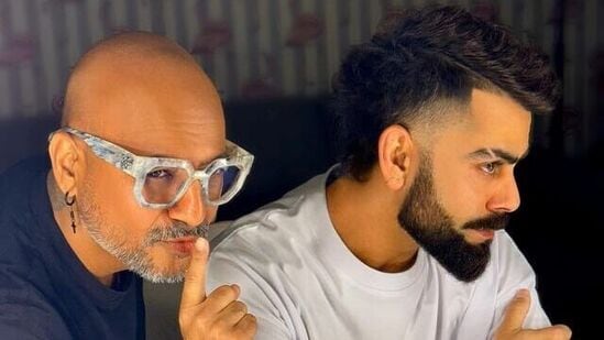 Dhoni vs Kohli Hair style: నిజానికి ధోనీ, కోహ్లి ఇద్దరికీ సెలబ్రిటీ హెయిర్ స్టైలిస్ట్ ఆలిమ్ హకీమ్ ఈ స్టైల్ సెట్ చేయడం విశేషం.