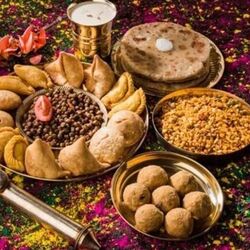 <p>హోలీ రోజున మన దేశంలో పలు ప్రాంతాల్లో రుచికరమైన వంటకాలను రెడీ చేస్తారు . ప్రతి హోలీ పండుగకు ఎన్నో రకాల స్వీట్లు రెడీ అవుతాయి. ఏ ప్రాంతంలో ఎలాంటి వంటకాన్ని వండుతారో తెలుసుకోండి.</p>