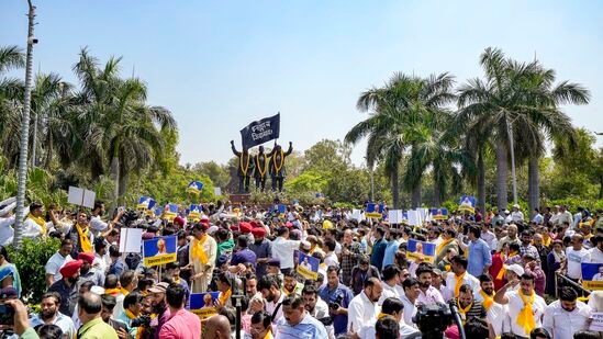 ఢిల్లీ ఎక్సైజ్ పాలసీ రూపకల్పన సమయంలో రూ. 100 కోట్ల అవినీతికి పాల్పడ్డారని ఈడీ కేజ్రీవాల్ పై కేసు నమోదు చేసింది.