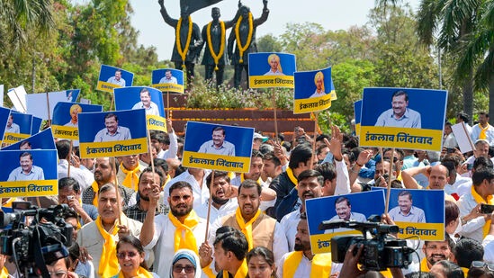 ఢిల్లీ ఎక్సైజ్ పాలసీ కేసులో ఎన్ఫోర్స్మెంట్ డైరెక్టరేట్ అరెస్టు చేసిన ఢిల్లీ ముఖ్యమంత్రి, పార్టీ జాతీయ కన్వీనర్ అరవింద్ కేజ్రీవాల్ ను వెంటనే విడుదల చేయాలని డిమాండ్ చేస్తూ ఢిల్లీలో వందలాది మంది నిరసనకారులు రెండో రోజైన శనివారం కూడా వీధుల్లోకి వచ్చారు.&nbsp;