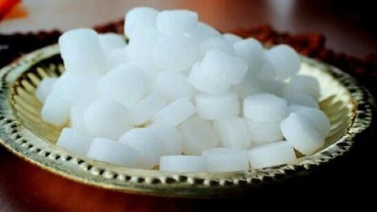నెయ్యిలో కర్పూరం వేసి కాల్చండి, ఇంట్లో ప్రతి మూలలో తిప్పండి. ఇది ఇంట్లోని నెగటివ్ ఎనర్జీని నాశనం చేసి పాజిటివ్ ఎనర్జీని తెస్తుంది.