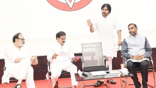 పవన్‌ కల్యాణ్ ను(Pawan Kalyan) ను భారీ ఆధిక్యంతో గెలిపించుకొంటామని టీడీపీ నేతలు వర్మ, సుజయ కృష్ణ రంగారావు తెలిపారు. మూడు పార్టీలు సమన్వయంతో కలసి పని చేసే విధంగా ప్రణాళికలు సిద్ధం చేస్తున్నట్లు &nbsp;పవన్ కల్యాణ్ వారికి వెల్లడించారు. &nbsp;