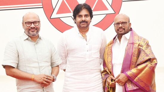 జనసేన అధ్యక్షుడు పవన్ కల్యాణ్(Pawan Kalyan) తో పిఠాపురం టీడీపీ ఇన్ ఛార్జ్ ఎస్వీఎస్ఎన్ వర్మ మర్యాదపూర్వకంగా భేటీ అయ్యారు. ఈ సమావేశంలో మాజీ మంత్రి, టీడీపీ(TDP) నాయకులు సుజయ కృష్ణ రంగారావు పాల్గొన్నారు. ఈ సమావేశం మంగళగిరిలోని పార్టీ కేంద్ర కార్యాలయంలో జరిగింది.&nbsp;