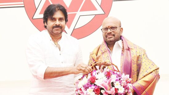 పిఠాపురం(Pithapuram) నుంచి జనసేన అధినేత పవన్‌ కల్యాణ్‌ను భారీ మెజారిటీతో గెలిపించుకుంటామని టీడీపీ ఇన్‌ఛార్జ్ ఎస్వీఎస్‌ఎన్‌ వర్మ(SVSN Varma) చెప్పారు. &nbsp;పిఠాపురం నియోజకవర్గంలో రాజకీయ పరిస్థితులను ఇద్దరు నేతలు పవన్‌ కల్యాణ్ కు వివరించారు.&nbsp;